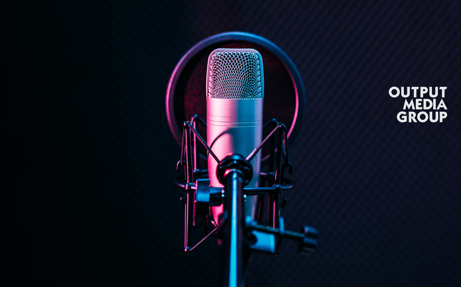 Micrófono de Podcast. Output Media
