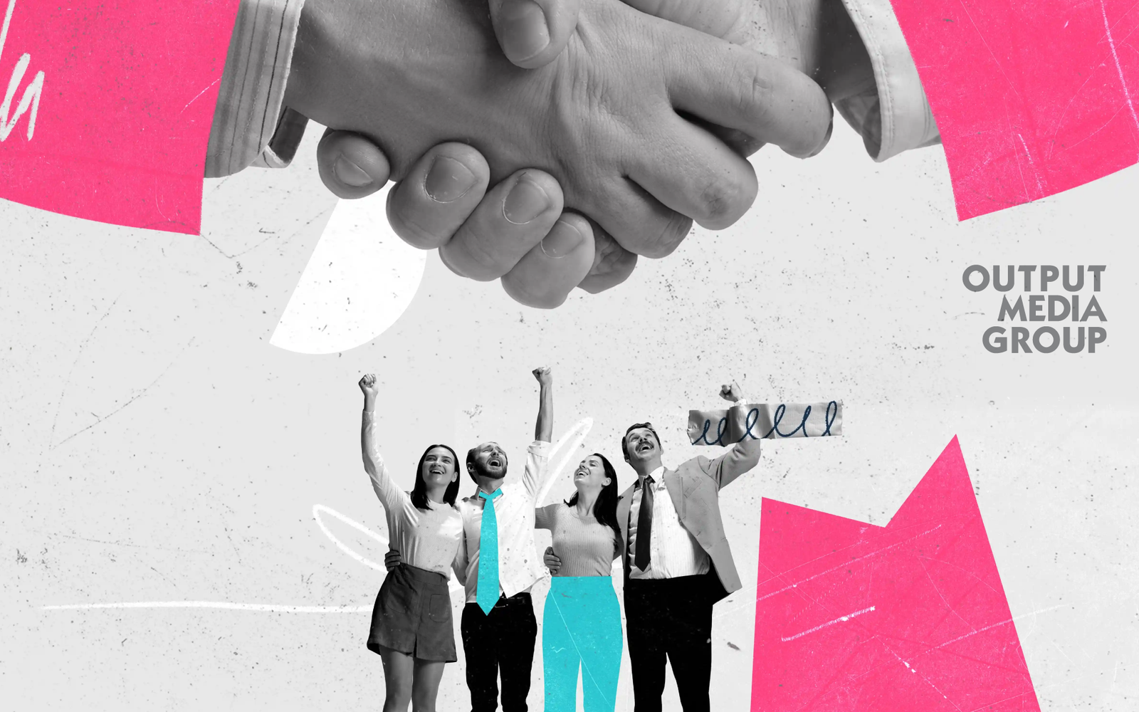 Composición de Personas observando un cierre de trato de negocios, saludo de manos.